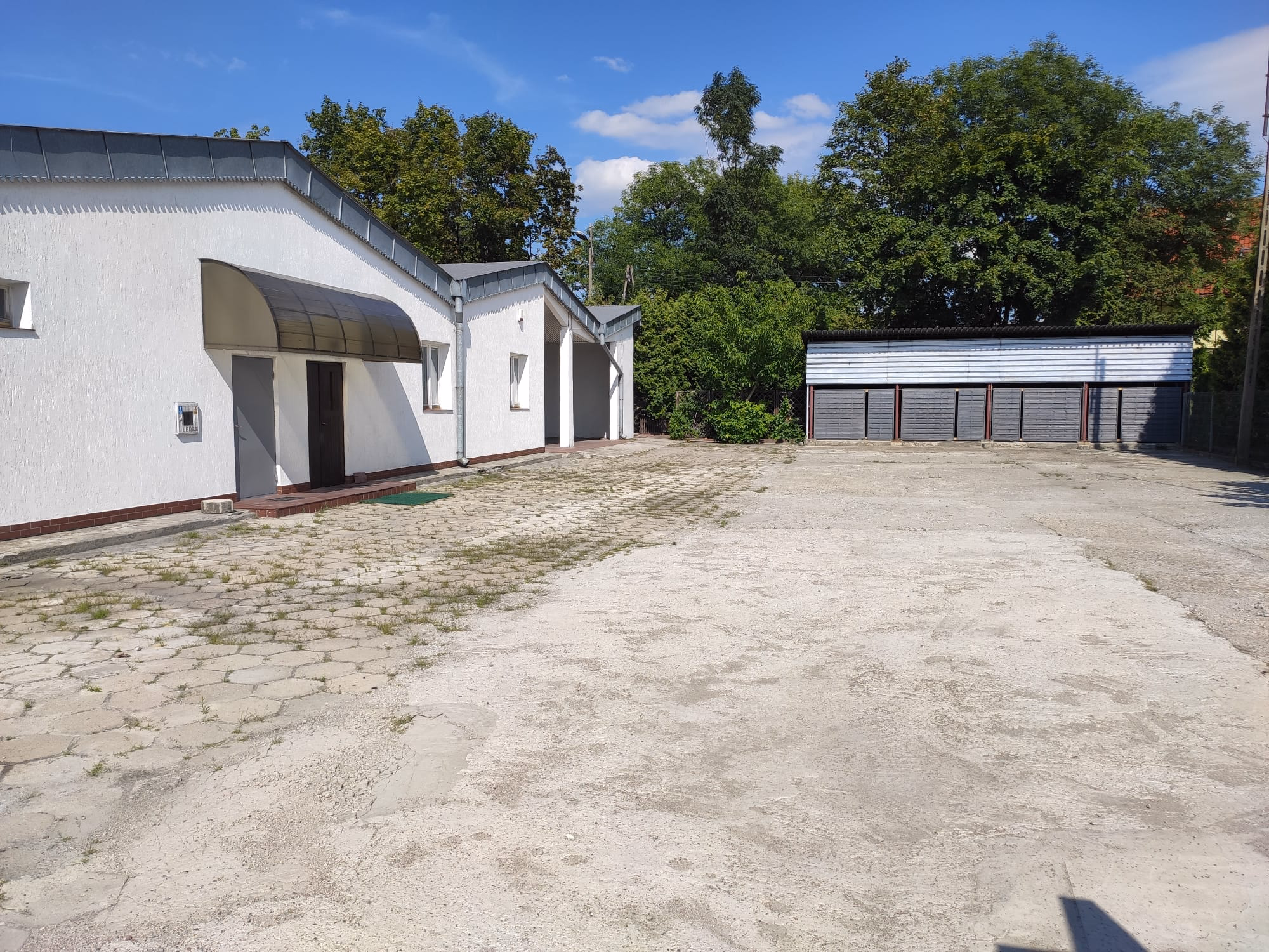Brama, parking i wejście do hali
