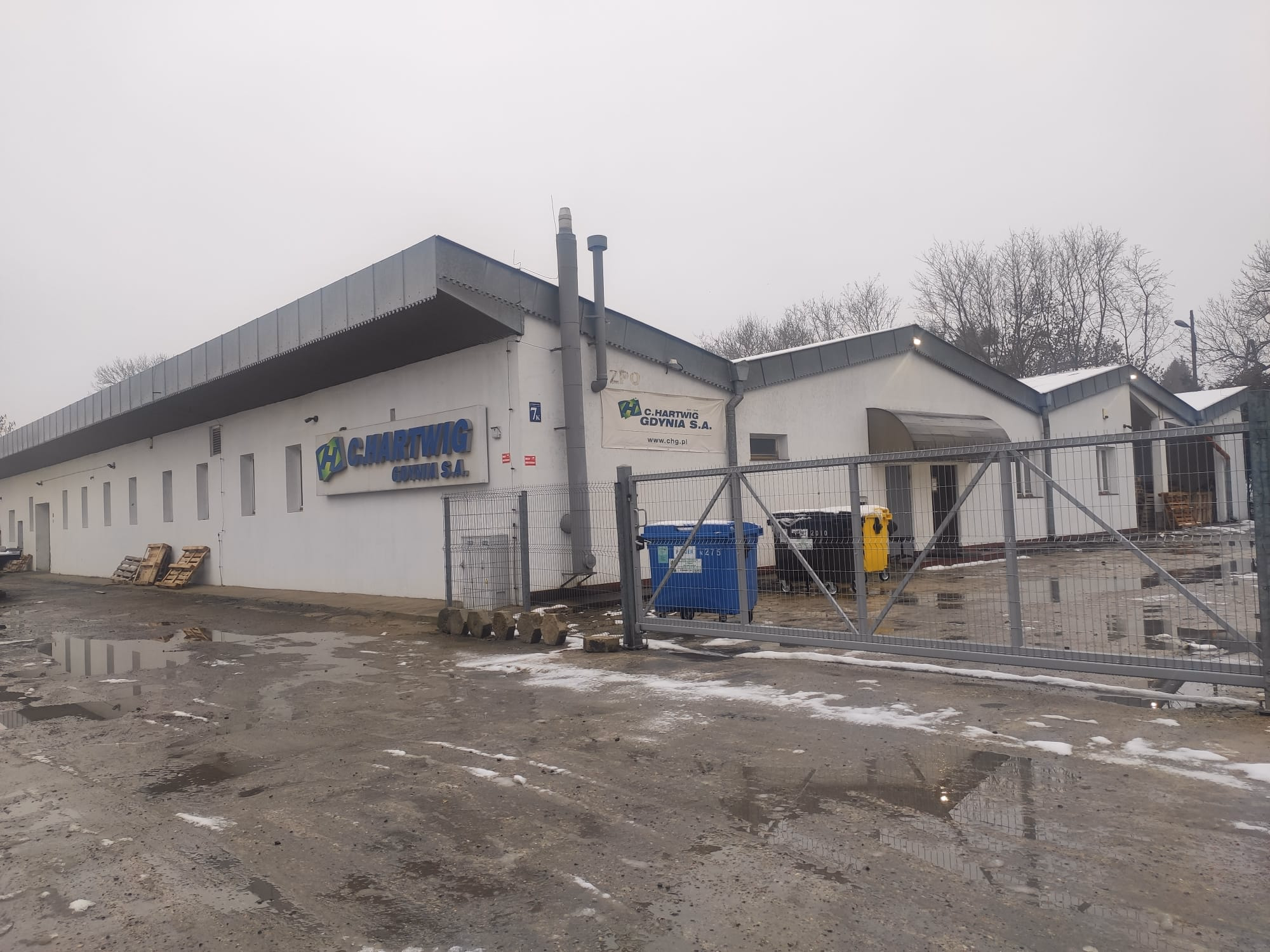 Wejście i parking przy hali