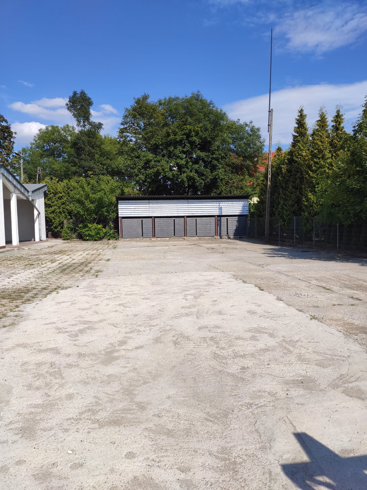 Wjazd, parking i brama hali